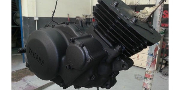 Come verniciare il motore con il nero opaco testurizzato: guida pratica con bomboletta spray Kustom Service